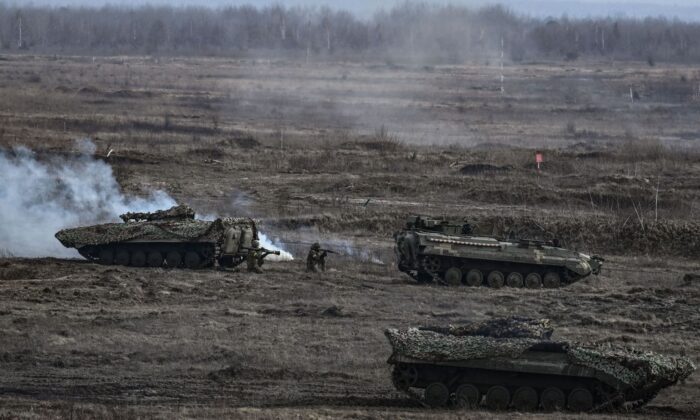 Tropas ucranianas participam de um exercício militar fora da cidade de Rivne, no dia 16 de fevereiro de 2022 (Aris Messinis/AFP)