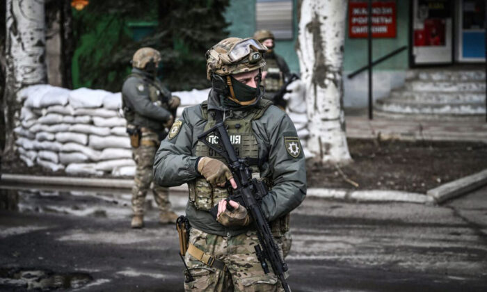 Tropas ucranianas patrulham a cidade de Novoluhanske, no leste da Ucrânia (Aris Messinis/AFP via Getty Images)
