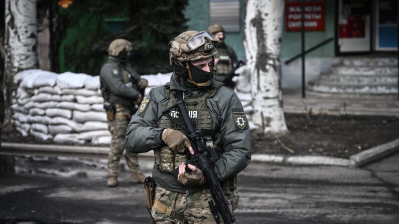 Tropas ucranianas patrulham a cidade de Novoluhanske, no leste da Ucrânia, no dia 19 de fevereiro de 2022 (Aris Messinis/AFP via Getty Images)