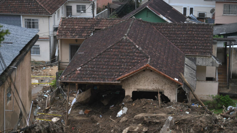 Uma casa destruída devido a um deslizamento de terra gigante em Petrópolis, no dia 19 de fevereiro de 2022 (MAURO PIMENTEL/AFP via Getty Images)