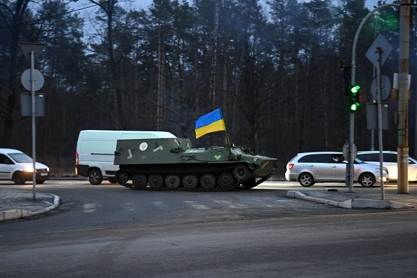 Esta foto tirada em 24 de fevereiro de 2022 mostra um veículo blindado de evacuação médica MT-LB-S, com a bandeira ucraniana, na estrada a noroeste de Kiev (Foto de DANIEL LEAL/AFP via Getty Images)