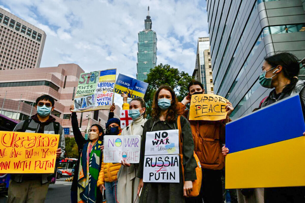 Um grupo de eslavos que vivem em Taiwan exibe cartazes para protestar contra a invasão militar da Ucrânia pela Rússia, em Taipei, em 25 de fevereiro de 2022. (Sam Yeh/AFP via Getty Images)