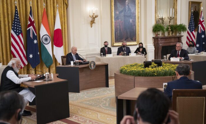 O presidente dos EUA, Joe Biden (centro), organiza uma Cúpula dos Líderes do QUAD, junto com o primeiro-ministro indiano Narendra Modi, o primeiro-ministro australiano Scott Morrison e o primeiro-ministro japonês Suga Yoshihide na Sala Leste da Casa Branca, em Washington, no dia 24 de setembro de 2021 (Pool/Getty Images)
