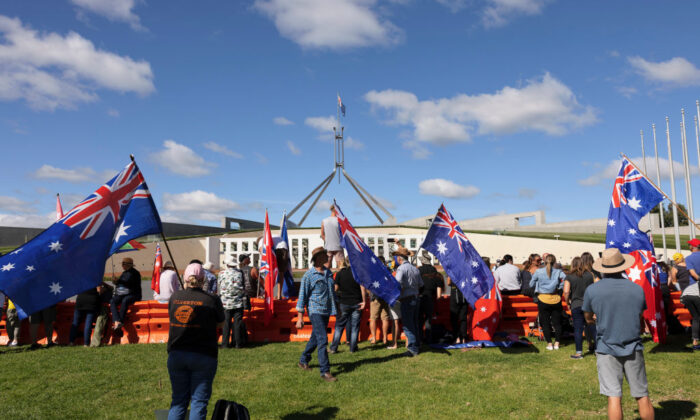 Manifestantes chegam ao Parlamento em Canberra, na Austrália, no dia 8 de fevereiro de 2022 (Brook Mitchell/Getty Images)