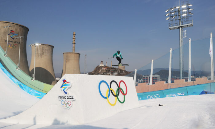 Tormod Frostad, da equipe da Noruega, realiza um truque durante a final do Freeski Big Air de esqui estilo livre masculino, no 5º dia dos Jogos Olímpicos de Inverno em Pequim de 2022, no Big Air Shougang, no dia 9 de fevereiro de 2022 (Catherine Ivill/Getty Images)