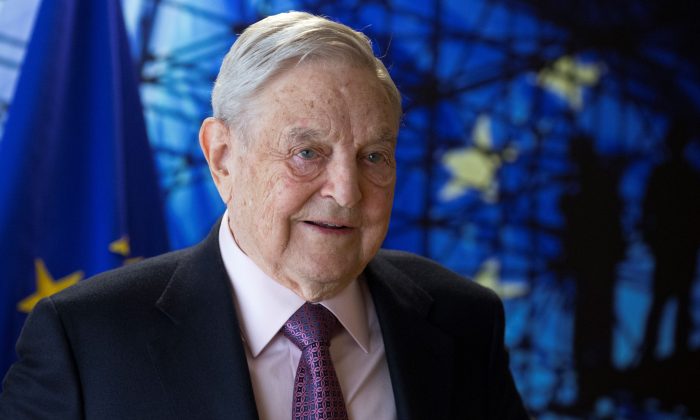 George Soros, fundador e presidente da Open Society Foundations, chega para uma reunião em Bruxelas, na Bélgica, no dia 27 de abril de 2017 (Olivier Hoslet/AFP/Getty Images)
