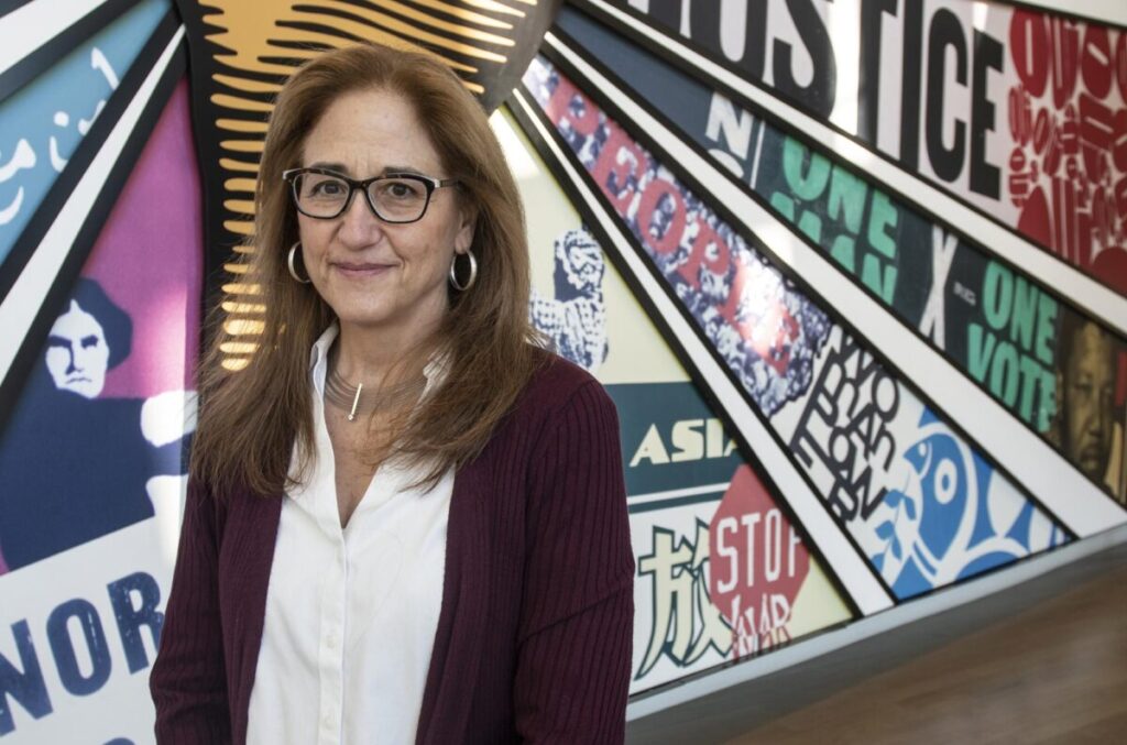 Jill Savitt, CEO e presidente do Centro para Direitos Humanos e Civis, se posiciona próxima a uma exposição no centro de Atlanta, na Geórgia, no dia 1º de fevereiro de 2022 (Ron Harris/AP Photo)