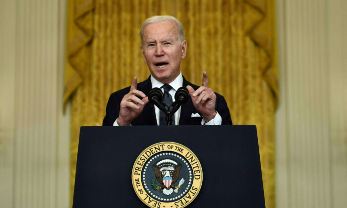 O presidente Joe Biden fala sobre a Rússia e a Ucrânia na Sala Leste da Casa Branca, no dia 15 de fevereiro de 2022 (Brendan Smialowski/AFP via Getty Images)
