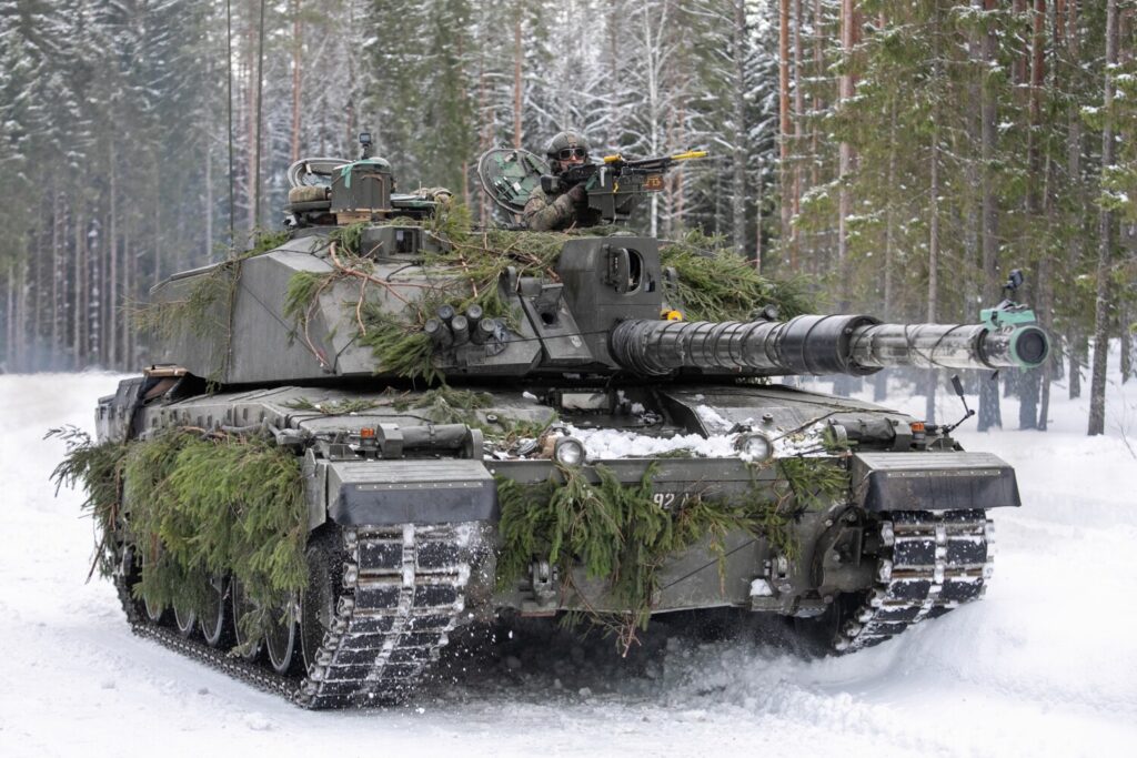 Grupos de batalha da OTAN da Estônia e do Reino Unido durante treinamento militar na Área Central de Treinamento em Lasna, na Estônia, no dia 8 de fevereiro de 2022 (Paulius Peleckis/Getty Images)