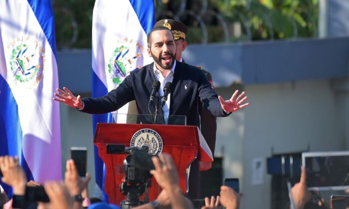 O presidente salvadorenho Nayib Bukele gesticula enquanto fala com apoiadores do lado de fora da Assembleia Legislativa em San Salvador, no dia 9 de fevereiro de 2020 (MARVIN RECINOS/AFP via Getty Images)