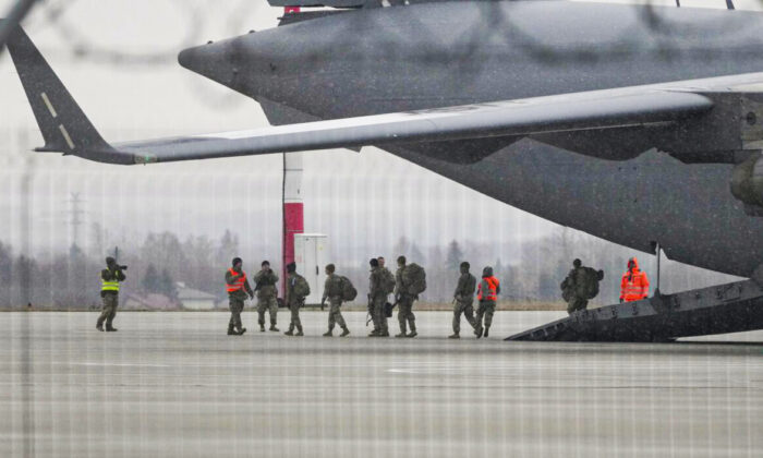 Tropas do Exército dos EUA da 82ª Divisão Aerotransportada descarregaram veículos de um avião de transporte após chegar de Fort Bragg, no aeroporto de Rzeszow-Jasionka, no sudeste da Polônia, no dia 6 de fevereiro de 2022 (Czarek Sokolowski/AP Photo)