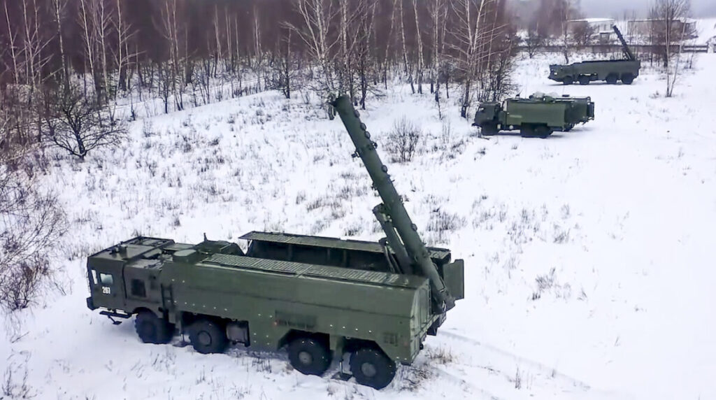 Os lançadores de mísseis Iskander do exército russo assumem posições durante exercícios na Rússia, no dia 25 de janeiro de 2022 (Serviço de Imprensa do Ministério da Defesa da Rússia via AP)