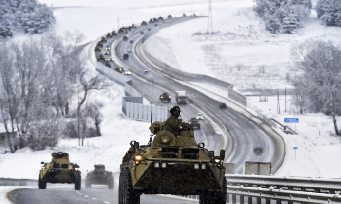 Comboio de veículos blindados russos se move ao longo de uma rodovia na Crimeia, no dia 18 de janeiro de 2022 (AP Photo)