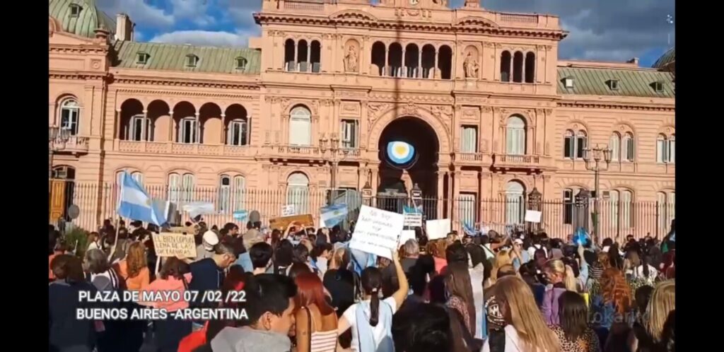 Manifestantes contra as restrições da COVID-19 se reúnem na Plaza de Mayo, em Buenos Aires, na Argentina, no dia 7 de fevereiro de 2021 (Cortesia da Comboio da Liberdade da Argentina/Captura de tela via Epoch Times)