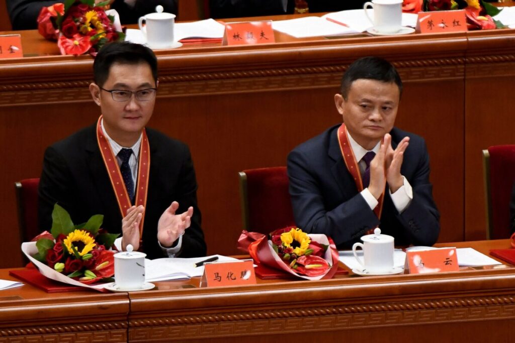 O cofundador do Alibaba, Jack Ma (direita), aplaude com o CEO da Tencent Holdings, Pony Ma, durante uma reunião que marca o 40º aniversário da política de “reforma e abertura” da China no Grande Salão do Povo, em Pequim, no dia 18 de dezembro de 2018. Participações nas duas empresas chinesas consistem nos dois dos maiores investimentos do Canada Pension Plan em ações negociadas em bolsa (Wang Zhao/AFP via Getty Images)