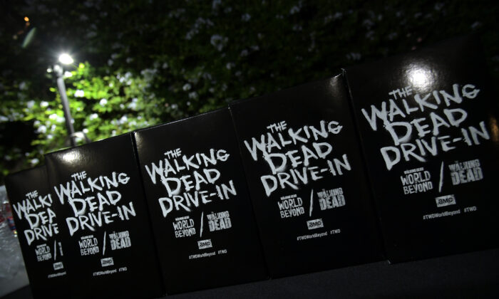 Placas no cinema drive-in de 'The Walking Dead' em Los Angeles, na Califórnia, no dia 2 de outubro de 2020 (Charley Gallay/Getty Images para AMC Networks)