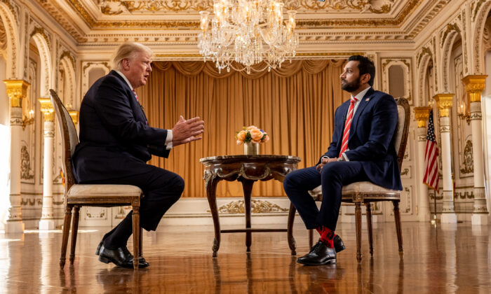 O ex-presidente Donald Trump fala com Kash Patel, da Epoch TV, em seu resort Mar-a-Lago em Palm Beach, na Flórida, no dia 31 de janeiro de 2022 (Epoch Times)
