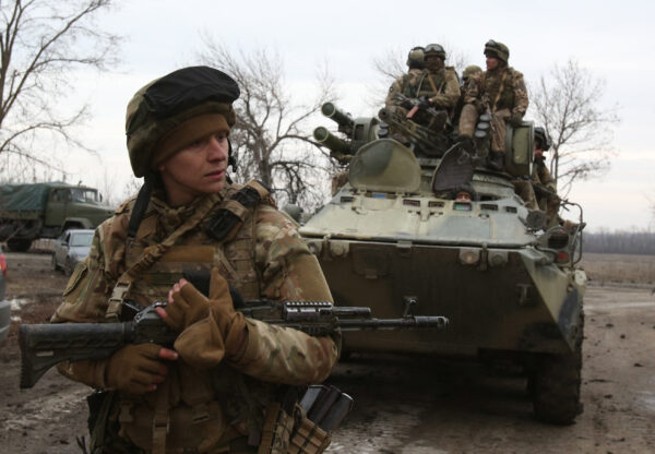 Militares ucranianos se preparam para repelir um ataque na região de Luhansk, na Ucrânia, no dia 24 de fevereiro de 2022 (Anatolii Stepanov / AFP via Getty Images)