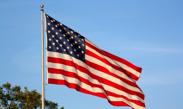 Foto de arquivo de uma bandeira americana (waggtime/pixabay.com)
