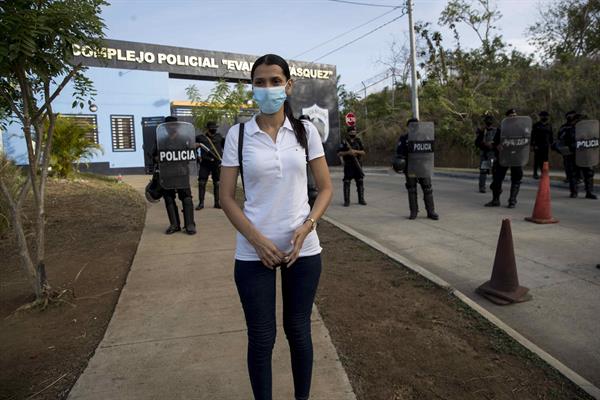 Fotografia de 23 de junho de 2021 de Margin Pozo, esposa do jornalista Miguel Mendoza (EFE/ Jorge Torres)
