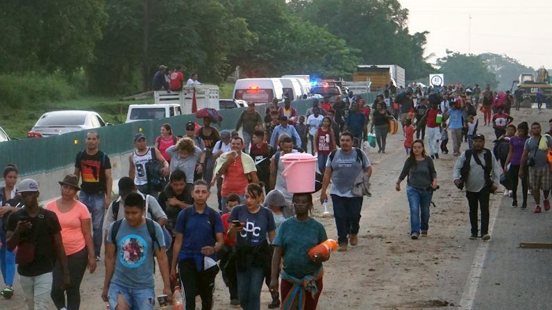 Uma nova caravana com quase dois mil migrantes entre cubanos, haitianos, africanos e centro-americanos partiu neste sábado para o norte, a partir do parque central Miguel Hidalgo, na cidade de Tapachula, no estado de Chiapas (México) (EFE/ Juan Manuel Blanco)
