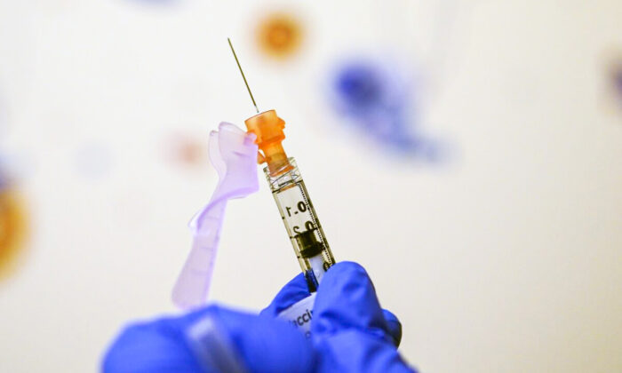 A dose infantil da vacina contra a COVID-19 da Pfizer é vista em Washington, no dia 3 de novembro de 2021 (Carolyn Kaster/AP Photo)