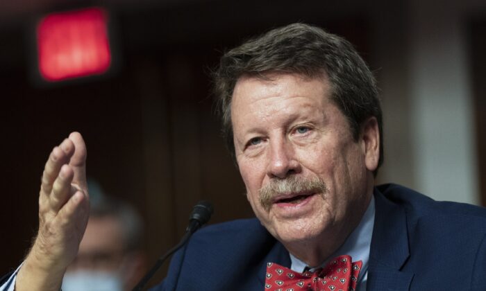 Dr. Robert Califf, indicado do presidente Joe Biden para chefiar a Food and Drug Administration, é visto antes de sua audiência de nomeação, em Washington, no dia 14 de dezembro de 2021 (Manuel Balce/AP Photo)