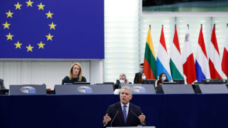 Iván Duque convocou, perante o Parlamento Europeu, a defesa da democracia na América