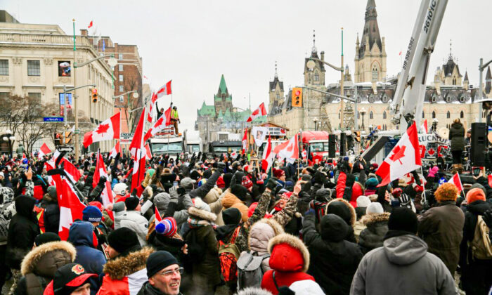 Manifestantes protestam contra os mandatos e restrições da COVID-19 em Ottawa, no dia 6 de fevereiro de 2022 (Jonathan Ren/Epoch Times)