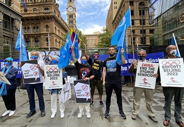 Grupos australianos de direitos humanos se reuniram em Martin Place, em Sydney, no dia 4 de fevereiro de 2022, para condenar a tirania do PCC e pedir um boicote aos Jogos Olímpicos de Inverno de Pequim. A foto mostra ativistas de direitos humanos uigures participando do comício (Li Rui/Epoch Times)