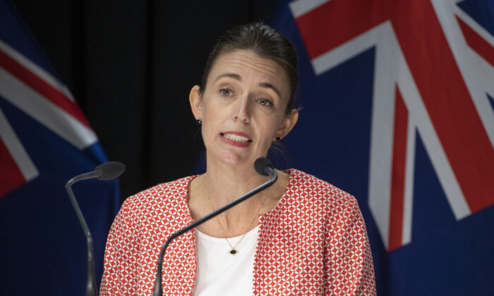 A primeira-ministra Jacinda Ardern se pronuncia em uma coletiva de imprensa na Beehive no Parlamento em Wellington, na Nova Zelândia, no dia 23 de janeiro de 2022 (Mark Mitchell-Pool/Getty Images)