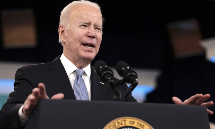 Presidente Joe Biden no Eisenhower Executive Office Building em Washington, no dia 8 de fevereiro de 2022 (Anna Moneymaker/Getty Images)