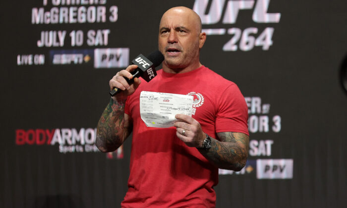 Joe Rogan em uma pesagem cerimonial para o UFC 264 na T-Mobile Arena, em Las Vegas, em Nevada, no dia 9 de julho de 2021 (Stacy Revere/Getty Images)