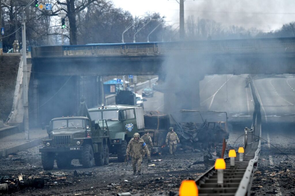 Militares ucranianos em Kiev, na Ucrânia, no dia 26 de fevereiro de 2022 (Sergei Supinsky/AFP via Getty Images)