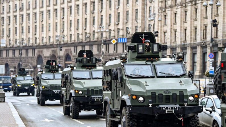 Veículos militares ucranianos passam pela Praça da Independência no centro de Kiev, no dia 24 de fevereiro de 2022 (Daniel Leal/AFP via Getty Images)