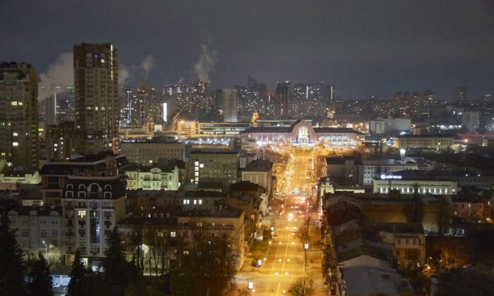 Visão noturna de Kiev quando o prefeito da cidade declarou toque de recolher das 22h às 7h, no dia 24 de fevereiro de 2022 (Pierre Crom/Getty Images)
