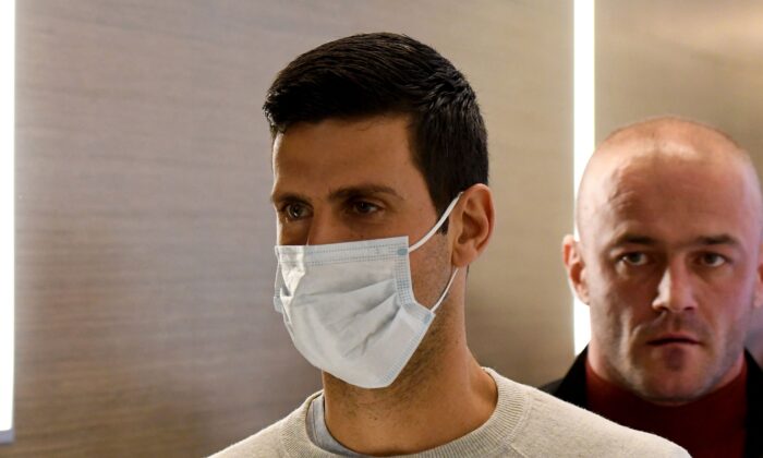 O tenista sérvio Novak Djokovic chega a uma cerimônia na cidade costeira de Budva, no dia 28 de janeiro de 2022 (Savo Prelevic/AFP via Getty Images)
