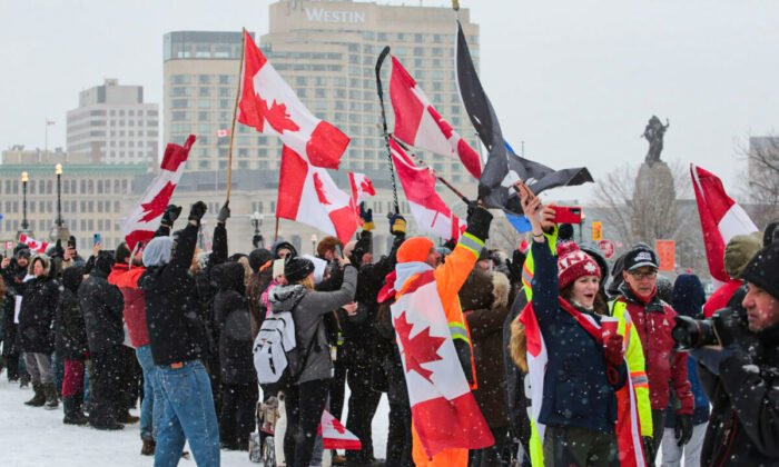 Milhares de manifestantes se reuniram no Parliament Hill de Ottawa e cantaram "O Canada", no dia 12 de fevereiro de 2022 (Richard Moore/Epoch Times)