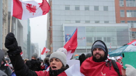 Não havia evidência de que as vacinas contra COVID-19 interrompiam a transmissão quando foram autorizadas, confirma o governo liberal do Canadá