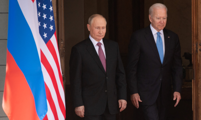 O presidente russo, Vladimir Putin, à esquerda, e o presidente dos EUA, Joe Biden, chegam para uma cúpula em Villa La Grange, em Genebra, no dia 16 de junho de 2021 (Saul Loeb/Pool/AFP via Getty Images)
