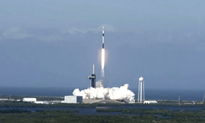 Foguete Falcon 9 carregando um lote de 49 satélites Starlink lançados no Kennedy Space Center, em Cabo Canaveral, na Flórida, no dia 3 de janeiro de 2022, em um vídeo (SpaceX via AP/Screenshot via Epoch Times)