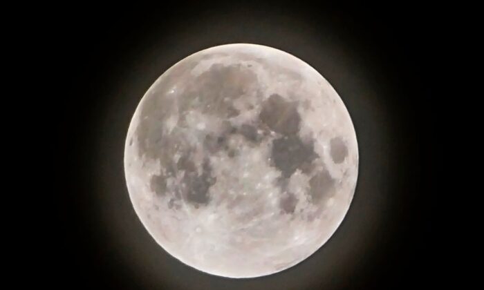 A lua cheia vista de Jacarta antes de um eclipse lunar penumbral, em 6 de junho de 2020 (Bay Ismoyo/AFP via Getty Images)