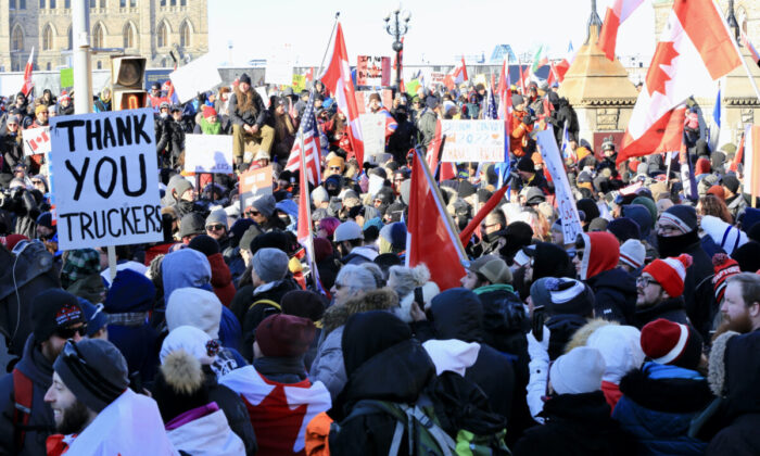 Enormes multidões se reúnem no Parliament Hill durante o protesto do comboio dos caminhoneiros contra os mandatos e restrições da COVID-19, em Ottawa, no dia 29 de janeiro de 2022 (Jonathan Ren/Epoch Times)