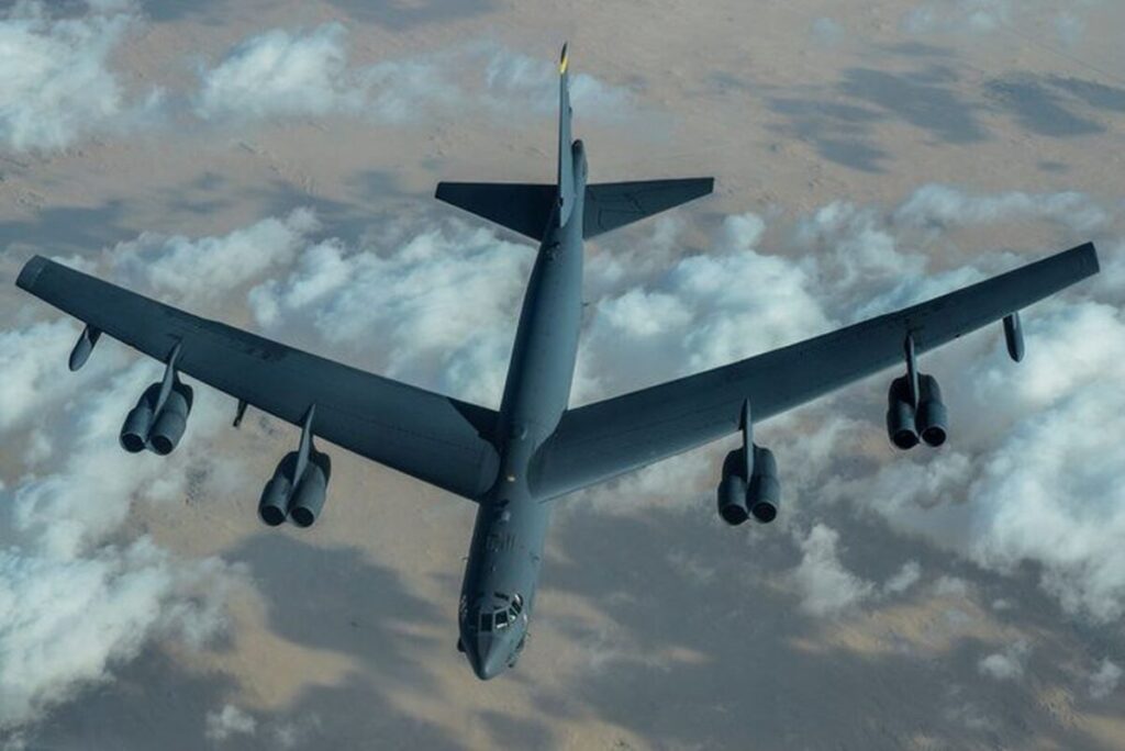 B-52 da Força Aérea dos EUA, após reabastecimento durante uma missão sobre o Oriente Médio, no domingo (Força Aérea dos EUA)