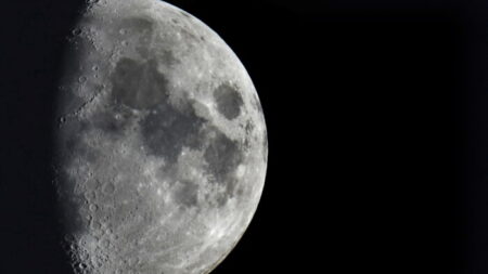 Lixo espacial em rota de colisão com a lua