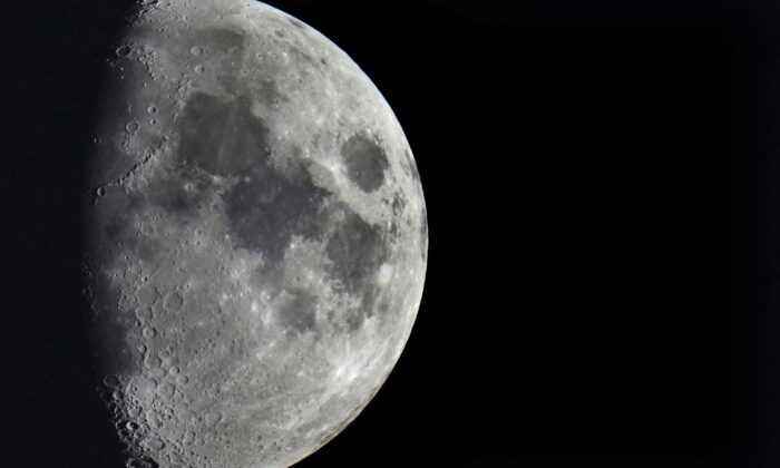 Crateras de impacto cobrem a superfície da lua, vista de Berlim, no dia 11 de janeiro de 2022 (Michael Sohn/AP Photo)