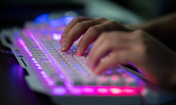 Um membro do grupo de hackers Red Hacker Alliance usa seu computador em seu escritório em Dongguan, na província de Guangdong, na China, no dia 04 de agosto de 2020 (Nicolas Asfouri/AFP via Getty Images)