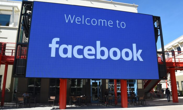 Uma placa digital do Facebook é vista em Menlo Park, na Califórnia, no dia 23 de outubro de 2019 (Josh Edelson/AFP via Getty Images)
