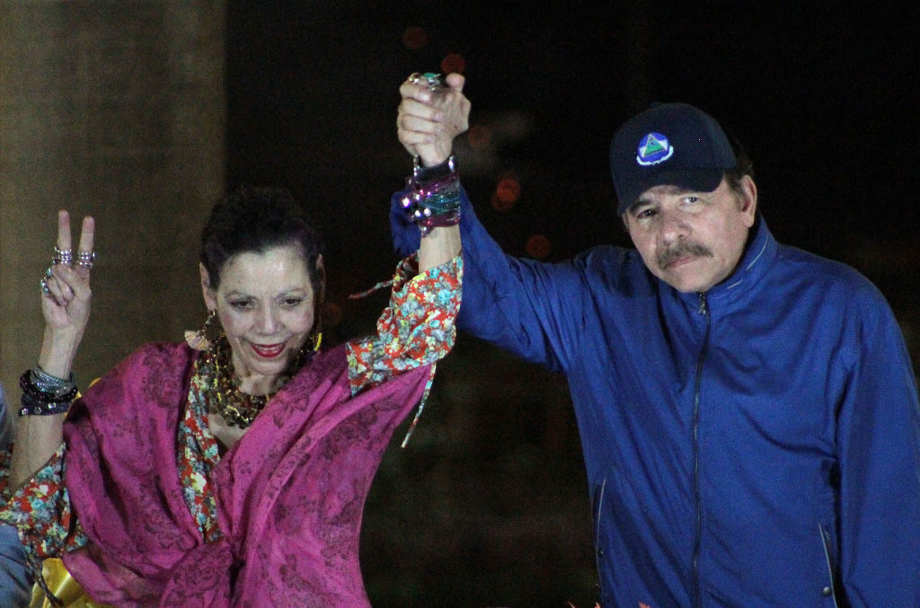 O presidente da Nicarágua Daniel Ortega (D) e sua esposa, a vice-presidente Rosario Murillo, gesticulam para a multidão durante a inauguração do viaduto Nejapa, em Manágua, na Nicarágua, no dia 21 de março de 2019 (Maynor Valenzuela/AFP/Getty Images)