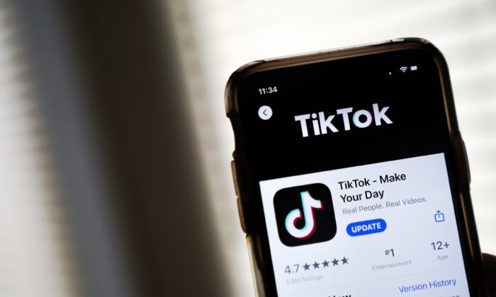 O aplicativo TikTok é exibido na App Store em um iPhone, em Washington, no dia 7 de agosto de 2020 (Drew Angerer/Getty Images)
